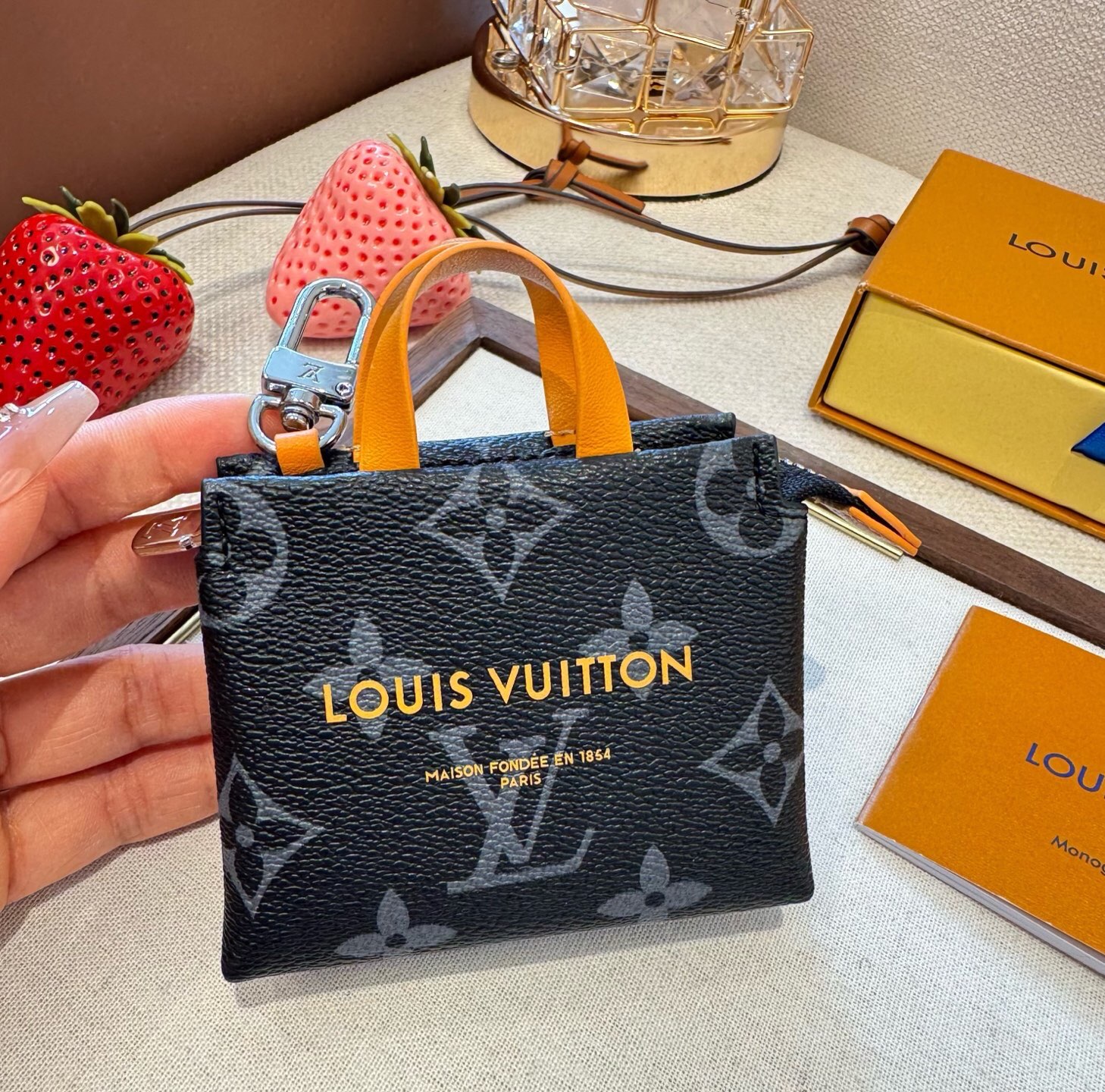 🔥Lv购物袋mini零钱包 👛耳机🎧包 ✨可装口红💄零钱等Mini小拎包，可挂包包上 腰带上 小巧精致💸潮流高档小包包