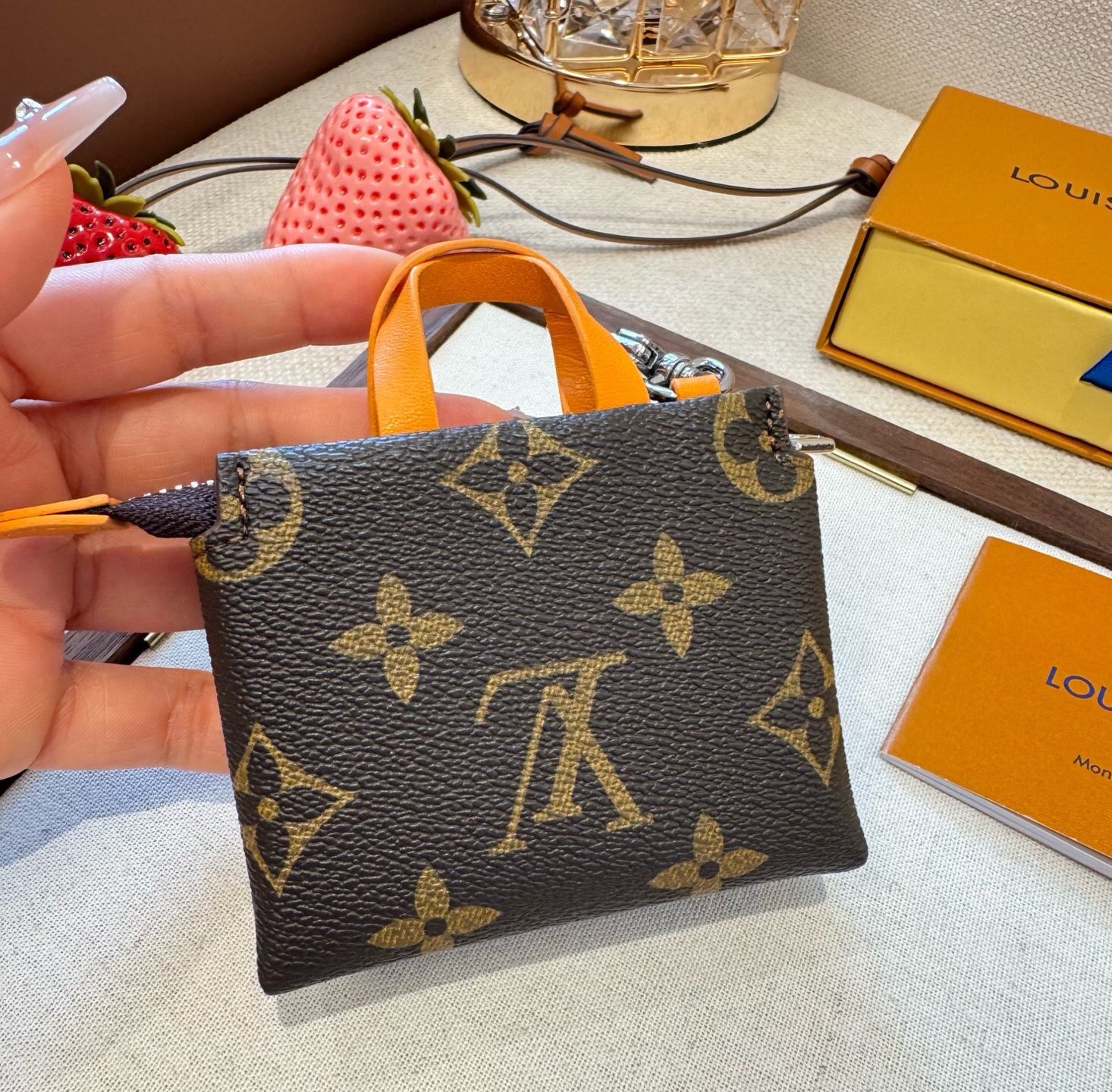 🔥Lv购物袋mini零钱包 👛耳机🎧包 ✨可装口红💄零钱等Mini小拎包，可挂包包上 腰带上 小巧精致💸潮流高档小包包