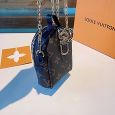 ❗原单货 ☀ LOUIS VUITTON 新款卡通链条斜挎小包,mini包包 可装银行卡💄蓝牙耳机…钥匙扣零钱包 耳机 ❗原单货 ☀ LOUIS VUITTON 新款卡通链条斜挎小包,mini包包 可装银行卡💄蓝牙耳机…钥匙扣零钱包 耳机