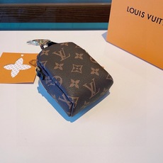 ❗原单货 ☀ LOUIS VUITTON 新款卡通链条斜挎小包,mini包包 可装银行卡💄蓝牙耳机…钥匙扣零钱包 耳机 ❗原单货 ☀ LOUIS VUITTON 新款卡通链条斜挎小包,mini包包 可装银行卡💄蓝牙耳机…钥匙扣零钱包 耳机