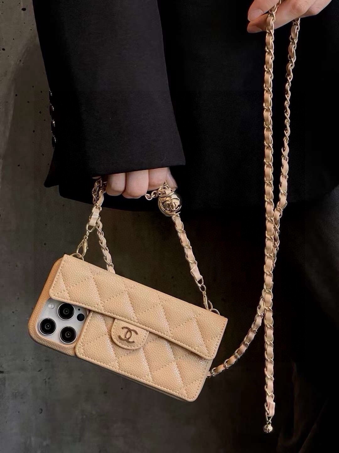 💃CHANEL💠香奈儿火爆时尚圈的手机壳  真香系列 热爆美拉德色系 专柜同款⛓链条双C小金球可调节链条长度 鱼子酱皮菱