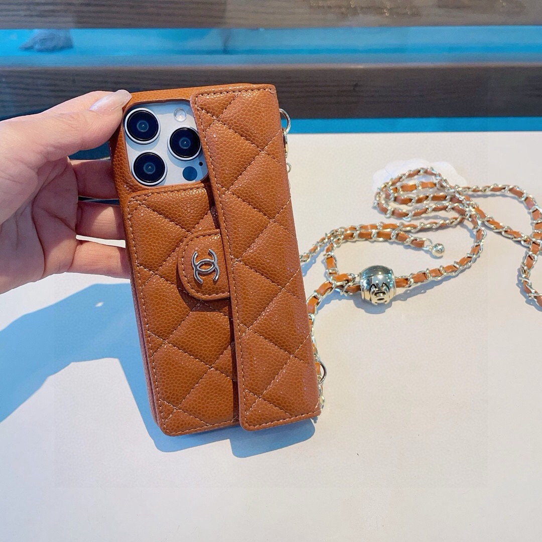 💃CHANEL💠香奈儿火爆时尚圈的手机壳  真香系列 热爆美拉德色系 专柜同款⛓链条双C小金球可调节链条长度 鱼子酱皮菱