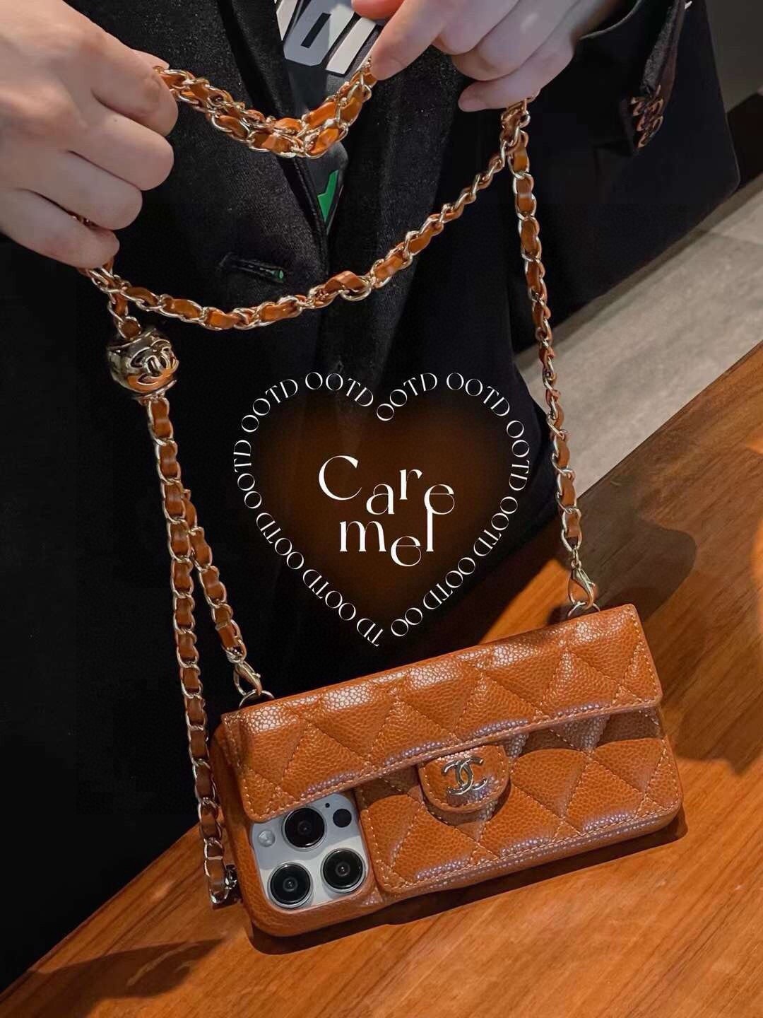 💃CHANEL💠香奈儿火爆时尚圈的手机壳  真香系列 热爆美拉德色系 专柜同款⛓链条双C小金球可调节链条长度 鱼子酱皮菱