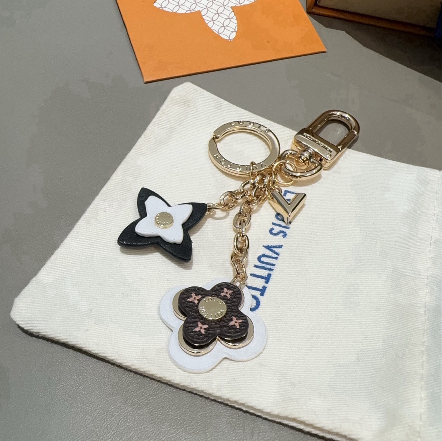 🔥LOUIS VUITTON官网钥匙扣 LV经典四瓣花设计,63084 包饰🌹钥匙扣 原版开模代购级品质, 合金金水电 🔥LOUIS VUITTON官网钥匙扣 LV经典四瓣花设计,63084 包饰🌹钥匙扣 原版开模代购级品质, 合金金水电