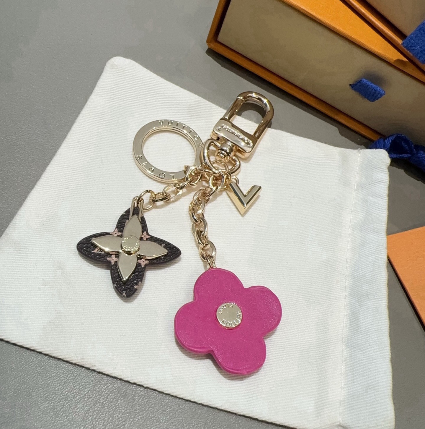🔥LOUIS VUITTON官网钥匙扣 LV经典四瓣花设计,63084 包饰🌹钥匙扣 原版开模代购级品质, 合金金水电 🔥LOUIS VUITTON官网钥匙扣 LV经典四瓣花设计,63084 包饰🌹钥匙扣 原版开模代购级品质, 合金金水电