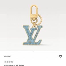 🔥LV 钥匙扣 包包挂件配饰Gloss 钥匙扣将有机玻璃 LV 字母镶嵌金属之中,其上点缀 Nanogram 图案,以明 🔥LV 钥匙扣 包包挂件配饰Gloss 钥匙扣将有机玻璃 LV 字母镶嵌金属之中,其上点缀 Nanogram 图案,以明