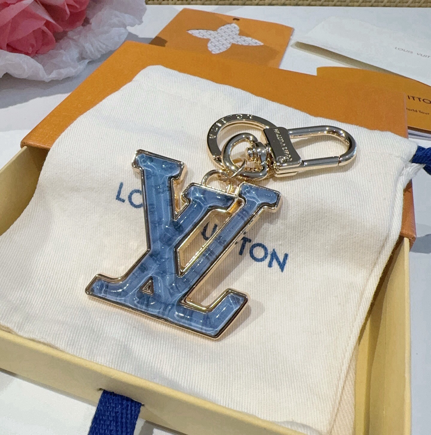 🔥LV 钥匙扣 包包挂件配饰Gloss 钥匙扣将有机玻璃 LV 字母镶嵌金属之中，其上点缀 Nanogram 图案，以明