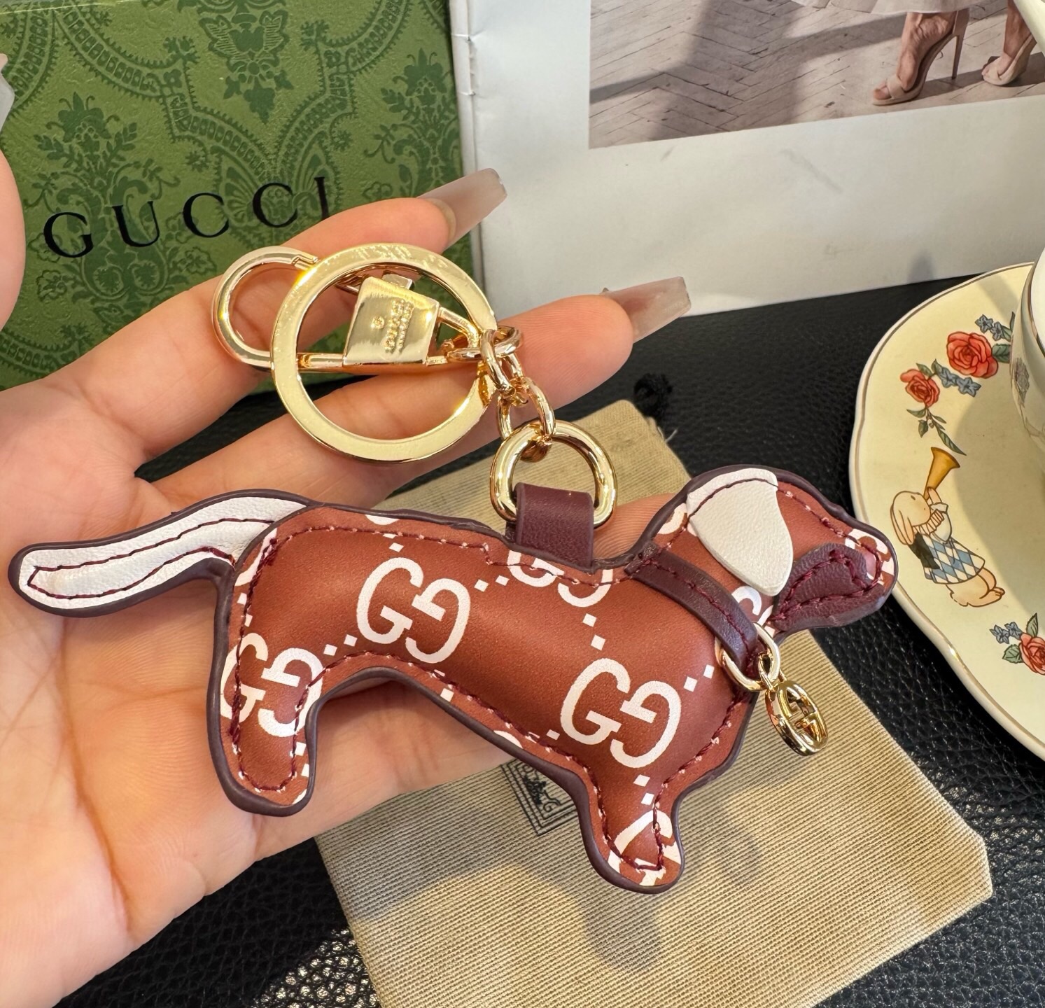 🔥 Gucci 古驰 腊肠狗钥匙扣 包包挂件挂饰  ☀️俏皮可爱的手袋挂饰采用腊肠狗造型设计