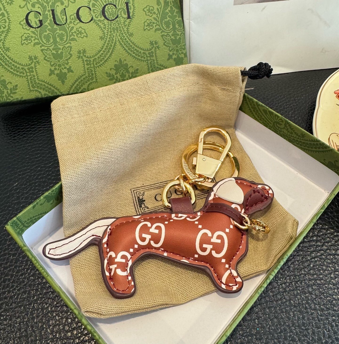🔥 Gucci 古驰 腊肠狗钥匙扣 包包挂件挂饰  ☀️俏皮可爱的手袋挂饰采用腊肠狗造型设计
