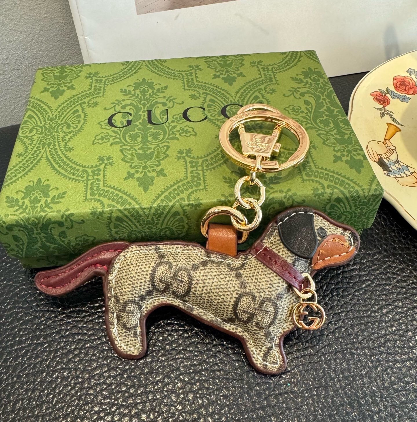 🔥 Gucci 古驰 腊肠狗钥匙扣 包包挂件挂饰  ☀️俏皮可爱的手袋挂饰采用腊肠狗造型设计