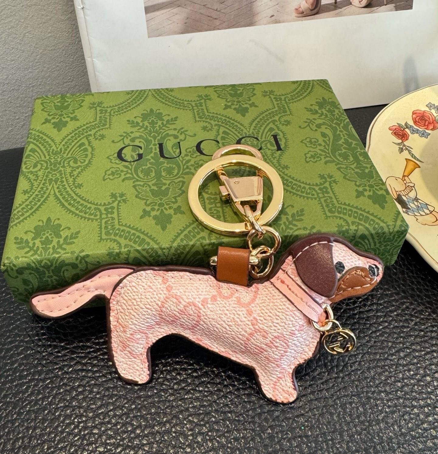 🔥 Gucci 古驰 腊肠狗钥匙扣 包包挂件挂饰  ☀️俏皮可爱的手袋挂饰采用腊肠狗造型设计
