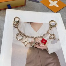 🔥 lv钥匙扣 包包挂链 挂饰 Fleur de Monogram 包饰链条聚焦经典 Monogram 元素,可为路易威 🔥 lv钥匙扣 包包挂链 挂饰 Fleur de Monogram 包饰链条聚焦经典 Monogram 元素,可为路易威
