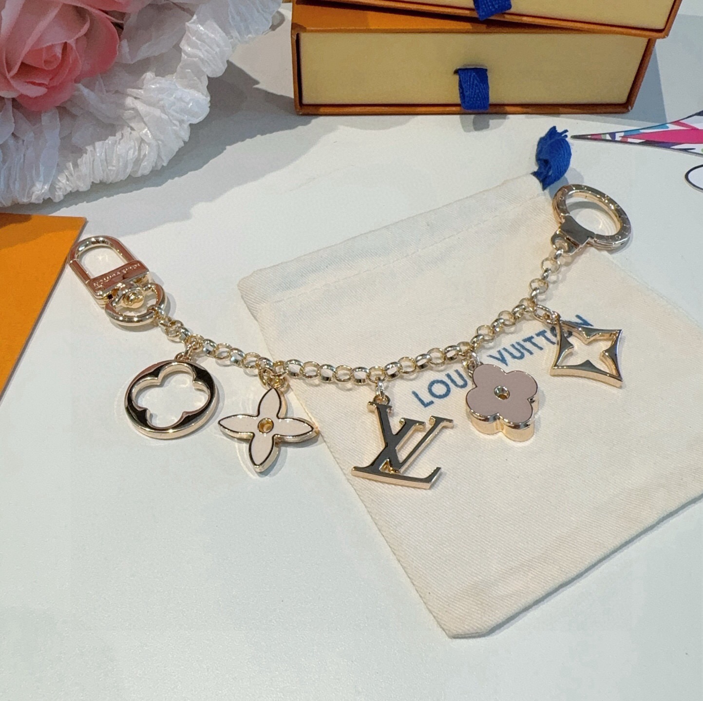 🔥 lv钥匙扣 包包挂链 挂饰 Fleur de Monogram 包饰链条聚焦经典 Monogram 元素，可为路易威