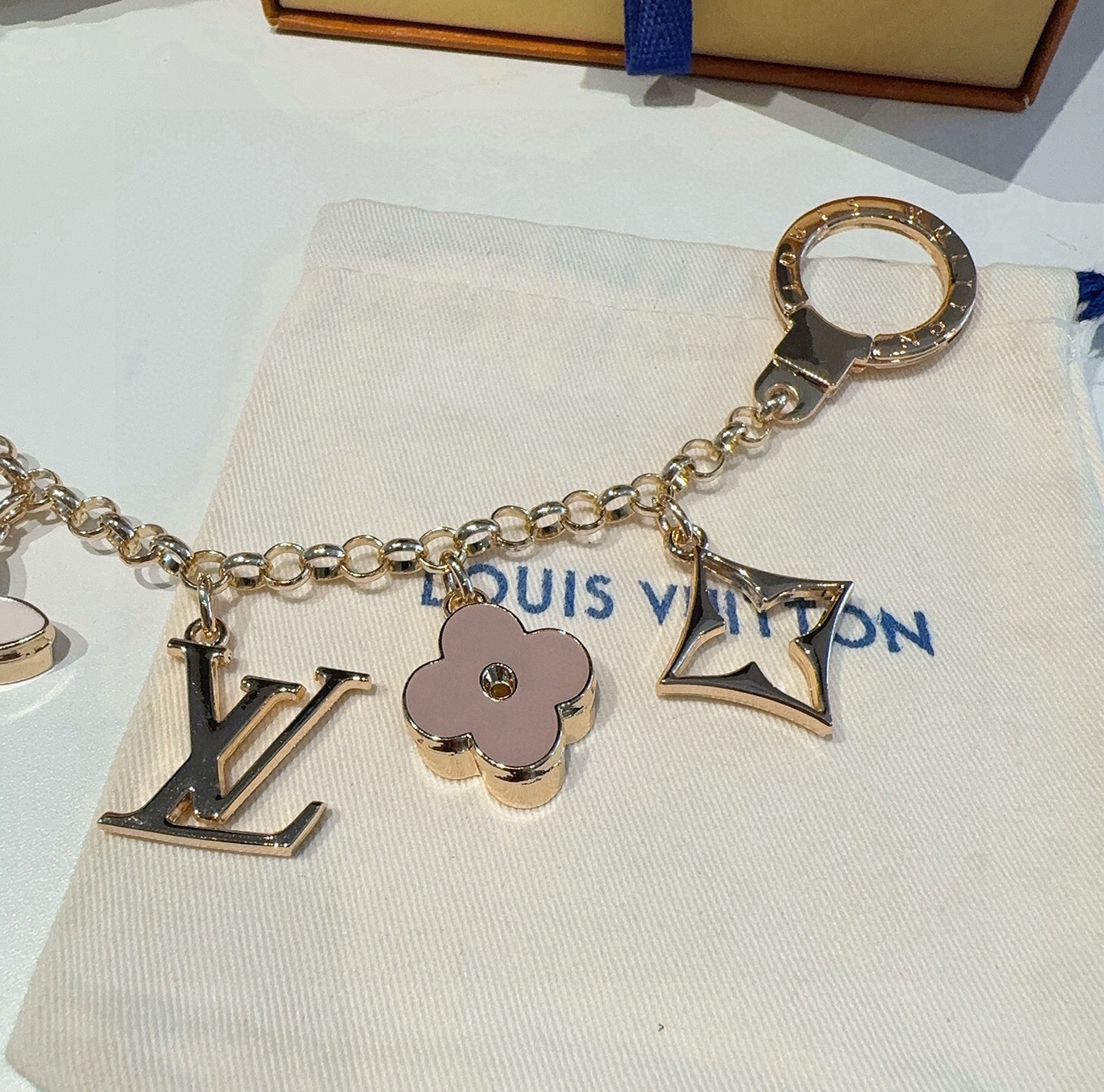 🔥 lv钥匙扣 包包挂链 挂饰 Fleur de Monogram 包饰链条聚焦经典 Monogram 元素，可为路易威