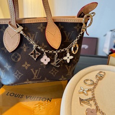 🔥 lv钥匙扣 包包挂链 挂饰 Fleur de Monogram 包饰链条聚焦经典 Monogram 元素,可为路易威 🔥 lv钥匙扣 包包挂链 挂饰 Fleur de Monogram 包饰链条聚焦经典 Monogram 元素,可为路易威