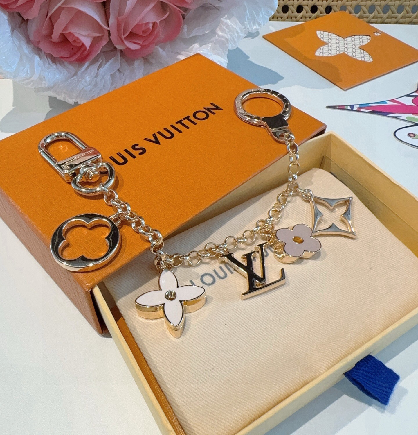 🔥 lv钥匙扣 包包挂链 挂饰 Fleur de Monogram 包饰链条聚焦经典 Monogram 元素，可为路易威