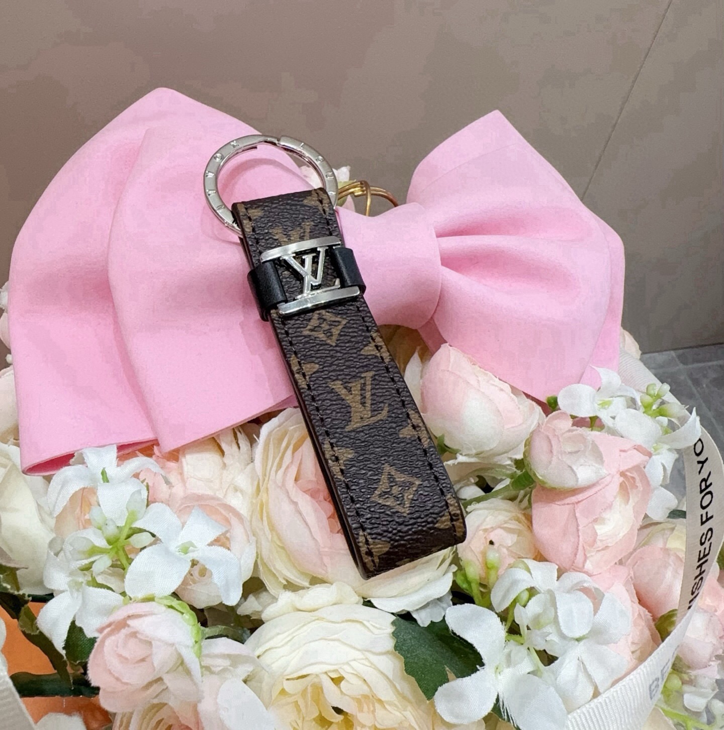 🔥 LOUIS VUITTON 官网款 LV皮绳钥匙扣  挂饰 车钥匙挂件 PU材质  原版logo 确实精致 手感真的
