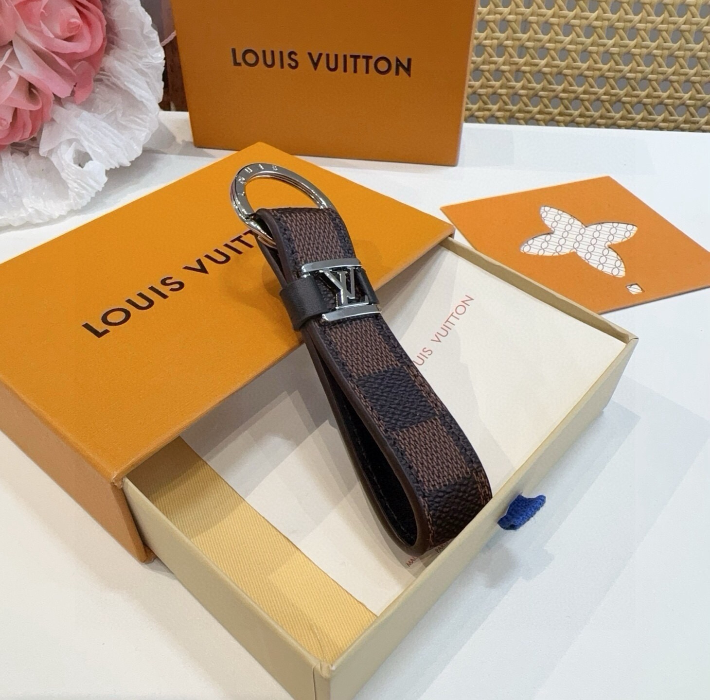 🔥 LOUIS VUITTON 官网款 LV皮绳钥匙扣  挂饰 车钥匙挂件 PU材质  原版logo 确实精致 手感真的