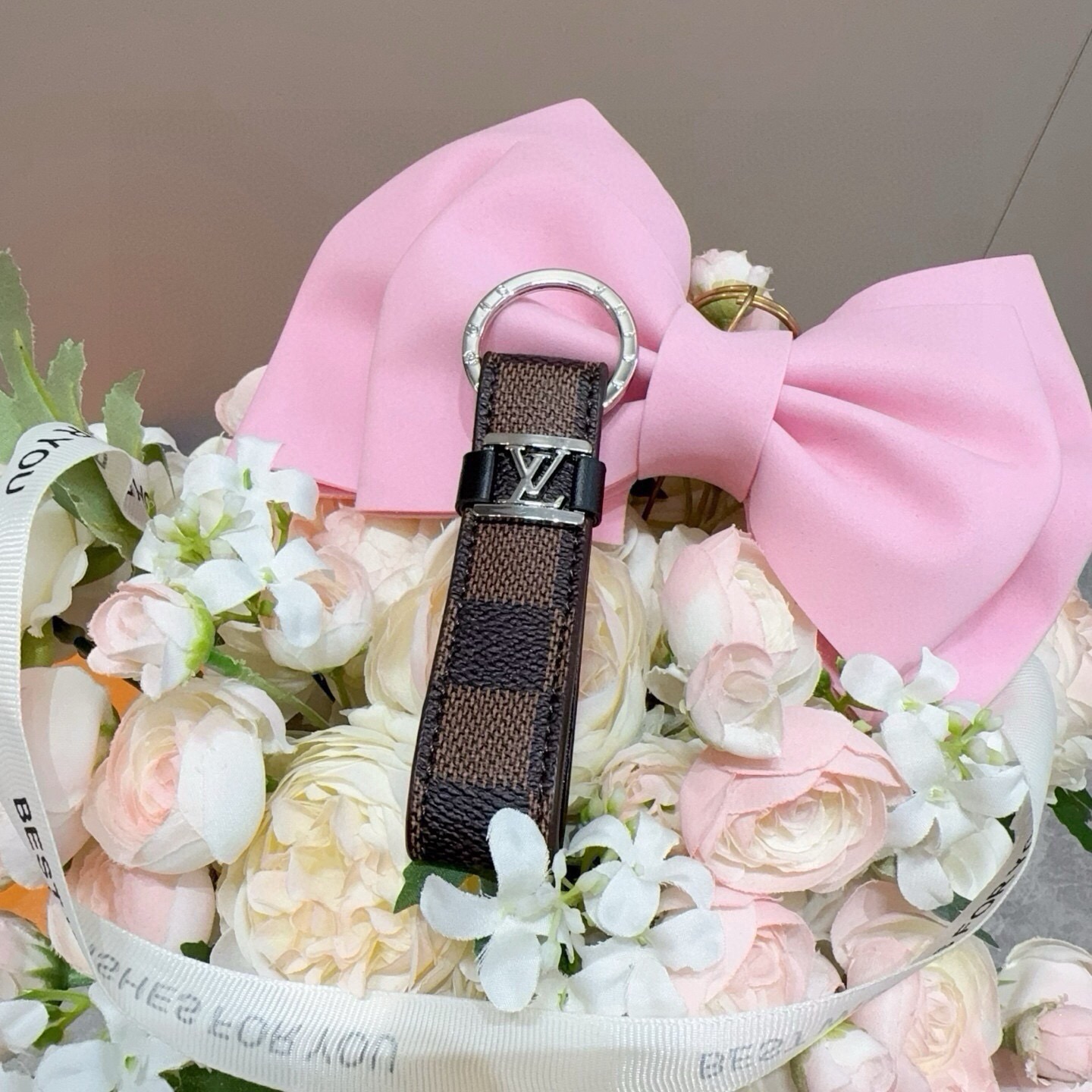 🔥 LOUIS VUITTON 官网款 LV皮绳钥匙扣  挂饰 车钥匙挂件 PU材质  原版logo 确实精致 手感真的