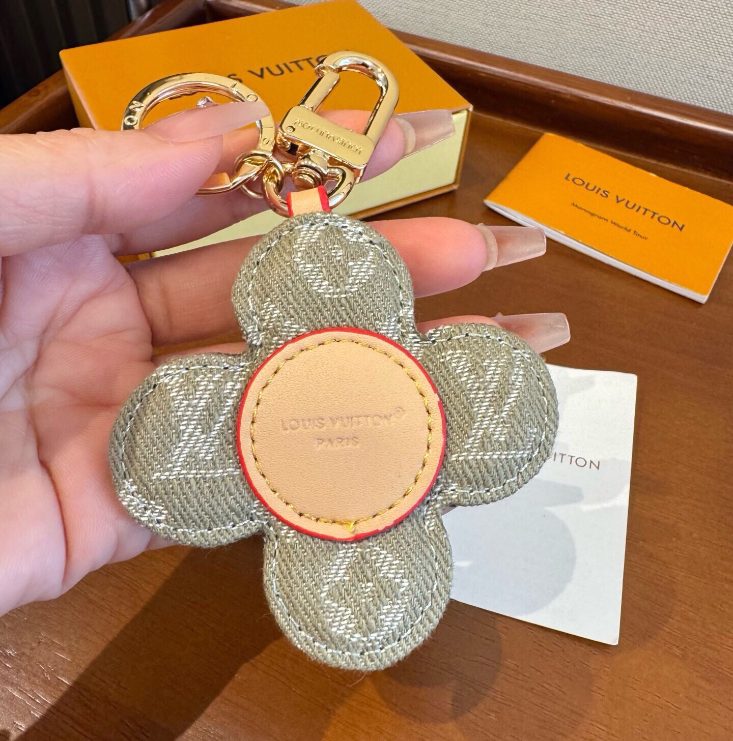 🔥LOUIS VUITTON新款包饰与钥匙扣。LV薇薇安太阳花包包挂件 手机壳挂件 可满足各种时尚品味的实用配饰。凸显时