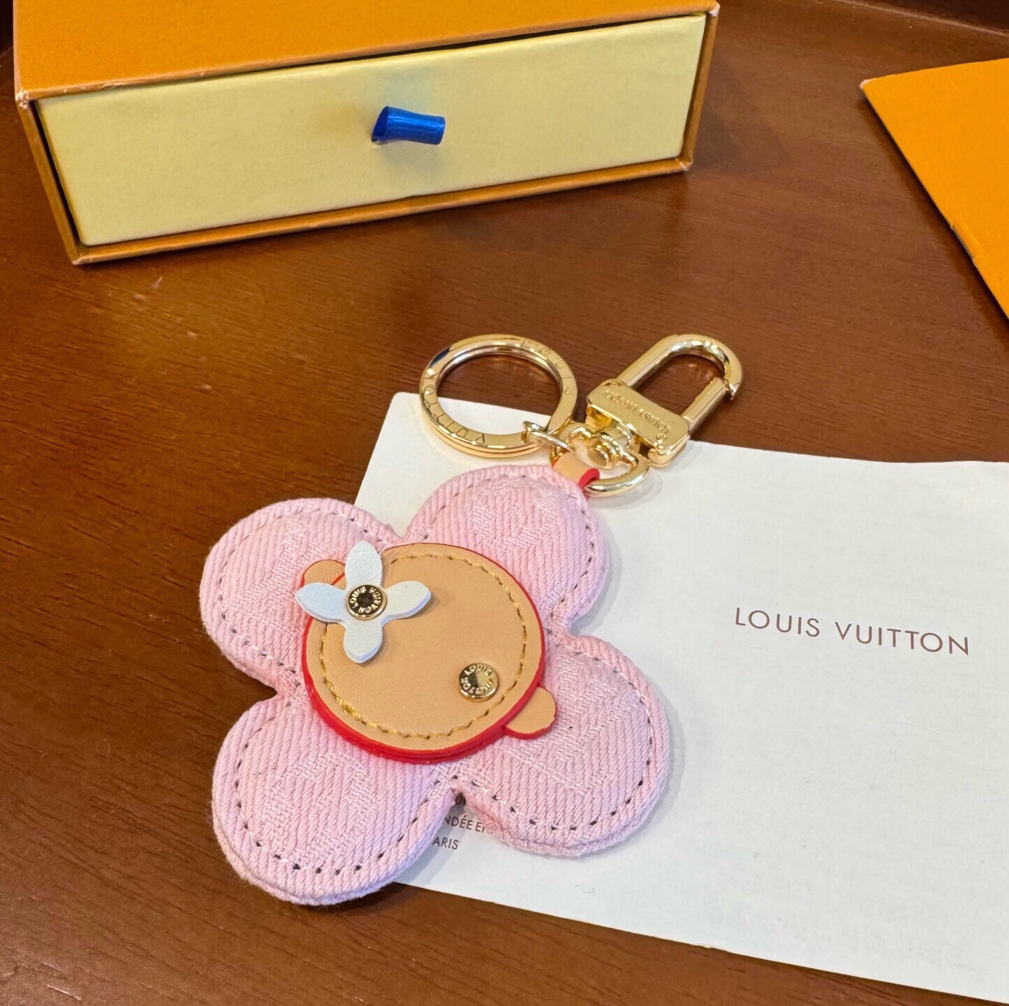 🔥LOUIS VUITTON新款包饰与钥匙扣。LV薇薇安太阳花包包挂件 手机壳挂件 可满足各种时尚品味的实用配饰。凸显时