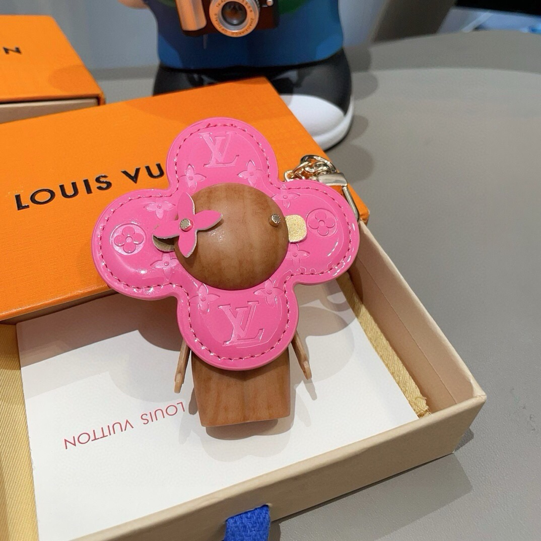 🔥LOUIS VUITTON新款包饰与钥匙扣。LV薇薇安太阳花包包挂件 手机壳挂件 可满足各种时尚品味的实用配饰。凸显时