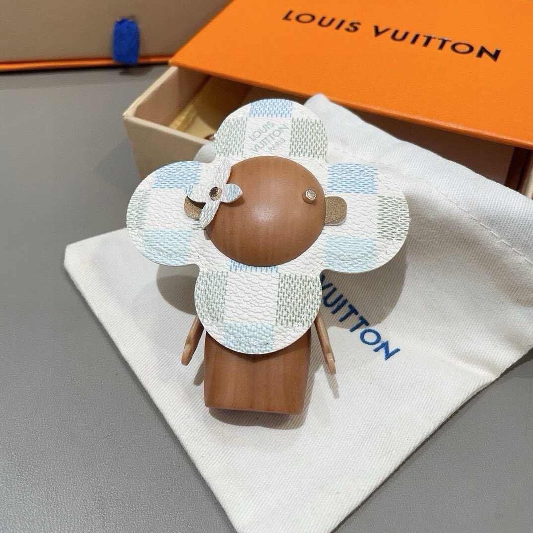 🔥LOUIS VUITTON新款包饰与钥匙扣。LV薇薇安太阳花包包挂件 手机壳挂件 可满足各种时尚品味的实用配饰。凸显时