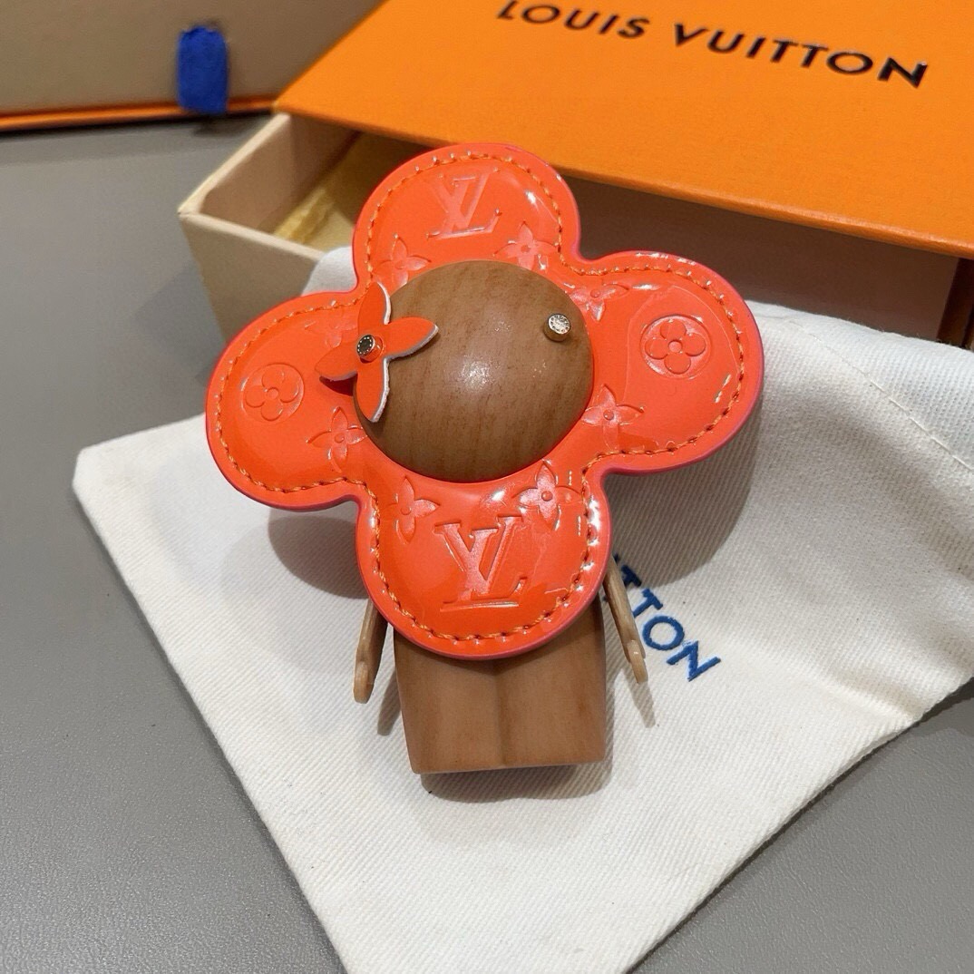 🔥LOUIS VUITTON新款包饰与钥匙扣。LV薇薇安太阳花包包挂件 手机壳挂件 可满足各种时尚品味的实用配饰。凸显时