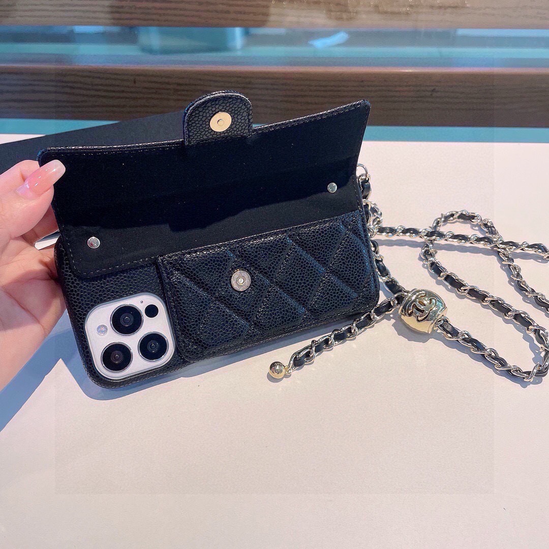 💃CHANEL💠香奈儿火爆时尚圈的手机壳 专柜同款⛓链条双C小金球可调节链条长度 鱼子酱皮菱格车线翻盖插卡，时尚潮流必备