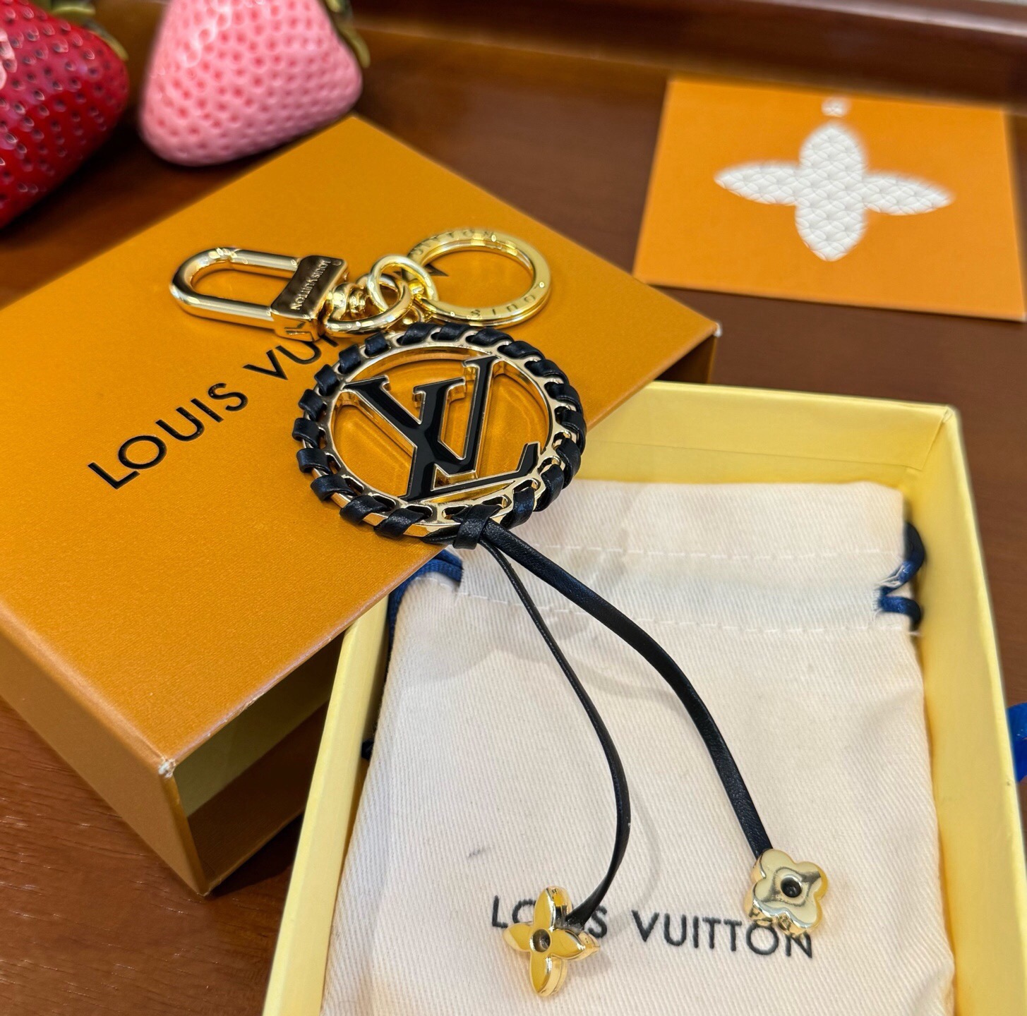 🔥LOUIS VUITTON官网钥匙扣 LV经典皮绳设计， lv钥匙扣 包挂 此款包饰色彩精美，亦可钥匙扣，包包挂饰 挂