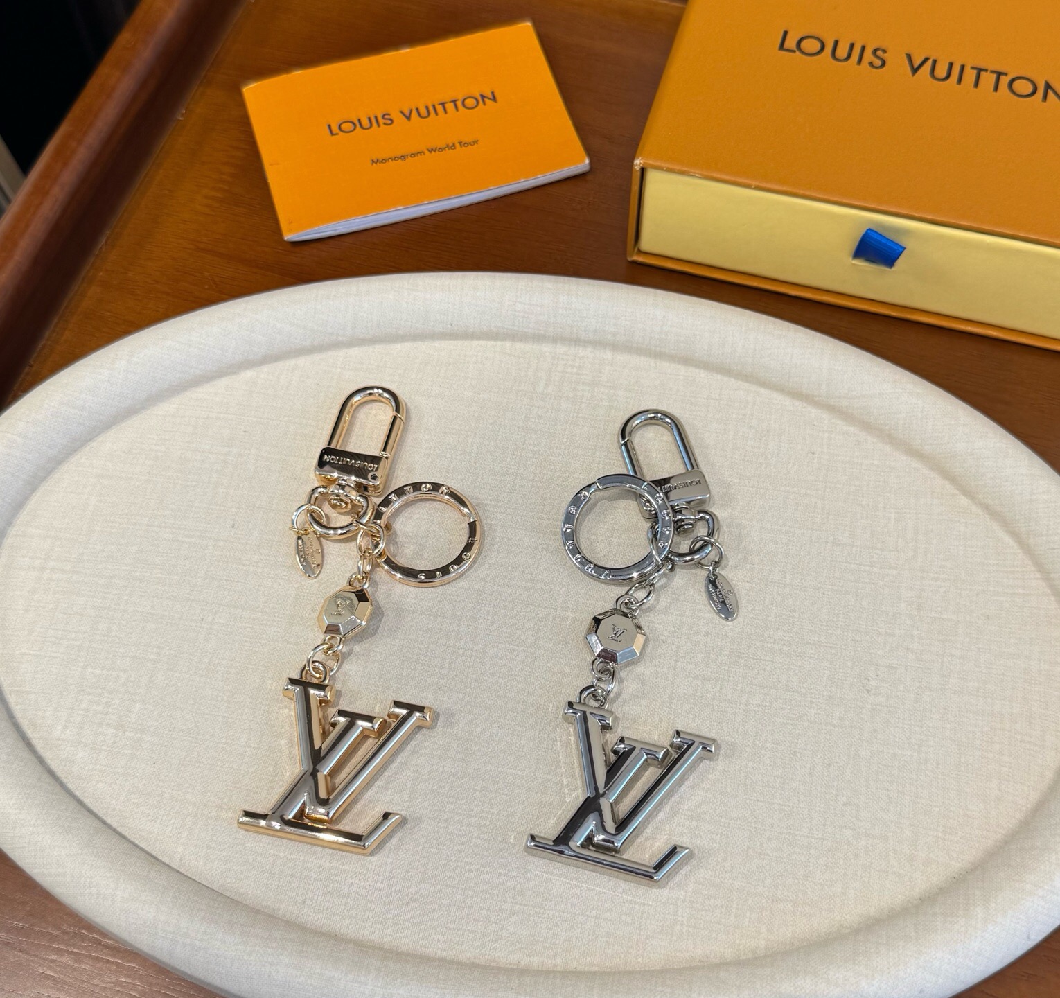 🔥LOUIS VUITTON新款包饰 LV钥匙扣挂件包包挂件包饰 可满足各种时尚品味的实用配饰。凸显时尚个性[强]