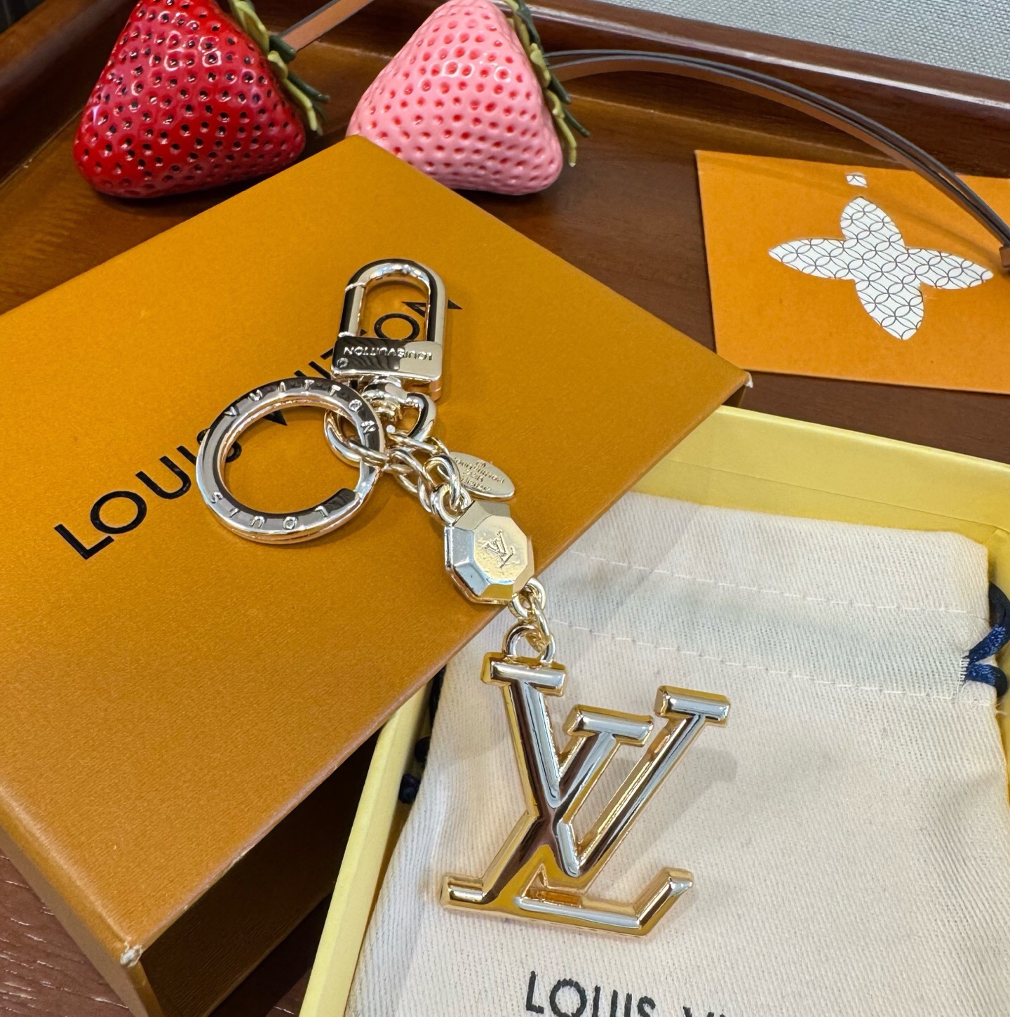 🔥LOUIS VUITTON新款包饰 LV钥匙扣挂件包包挂件包饰 可满足各种时尚品味的实用配饰。凸显时尚个性[强]