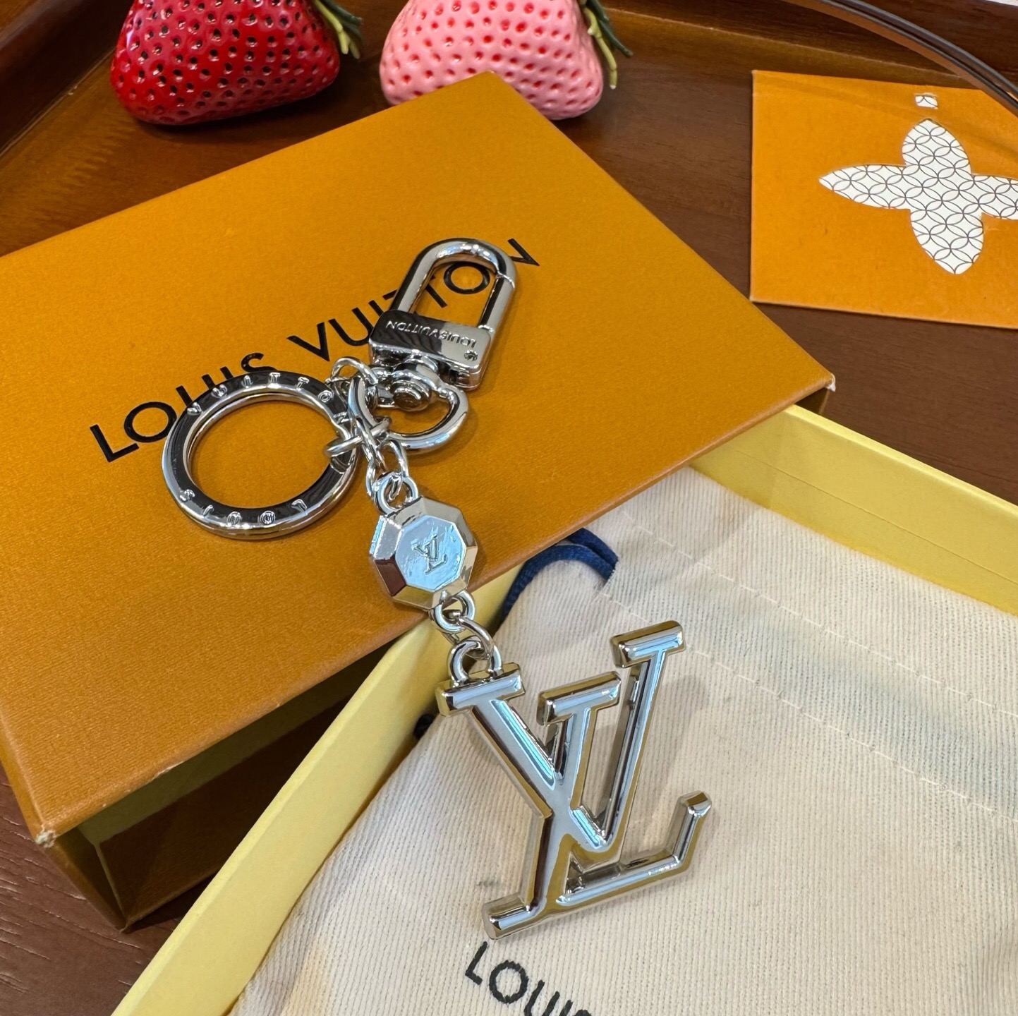 🔥LOUIS VUITTON新款包饰 LV钥匙扣挂件包包挂件包饰 可满足各种时尚品味的实用配饰。凸显时尚个性[强]