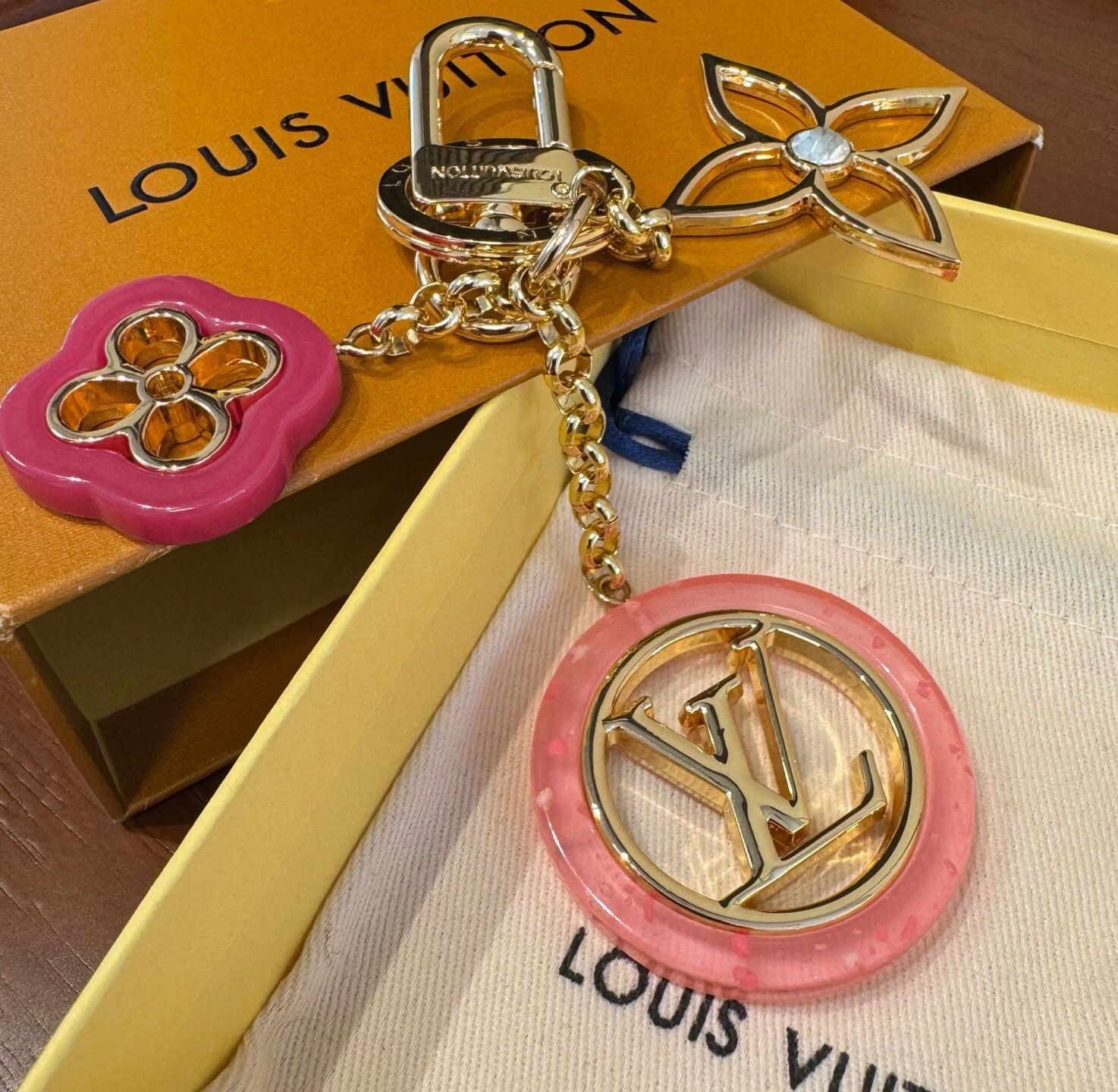 🔥LV 钥匙扣包包挂件挂饰 ，钥匙扣以温婉格调演绎花卉构型，可轻松点亮手袋或钥匙环。纤细金属丝匠心雕琢圆瓣Monogra