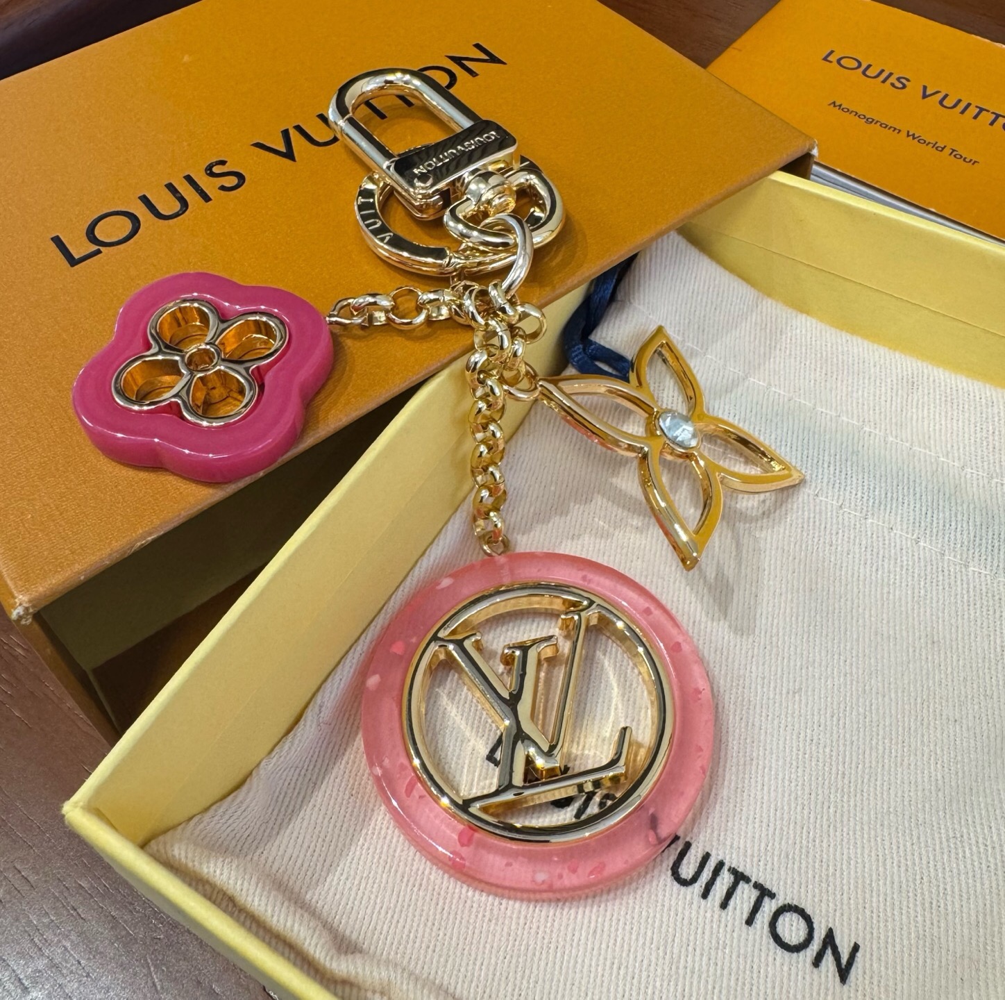 🔥LV 钥匙扣包包挂件挂饰 ，钥匙扣以温婉格调演绎花卉构型，可轻松点亮手袋或钥匙环。纤细金属丝匠心雕琢圆瓣Monogra