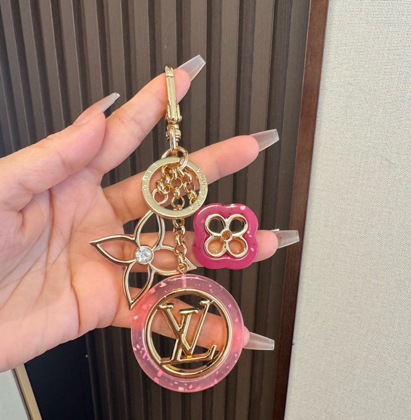 🔥LV 钥匙扣包包挂件挂饰 ,钥匙扣以温婉格调演绎花卉构型,可轻松点亮手袋或钥匙环。纤细金属丝匠心雕琢圆瓣Monogra 🔥LV 钥匙扣包包挂件挂饰 ,钥匙扣以温婉格调演绎花卉构型,可轻松点亮手袋或钥匙环。纤细金属丝匠心雕琢圆瓣Monogra