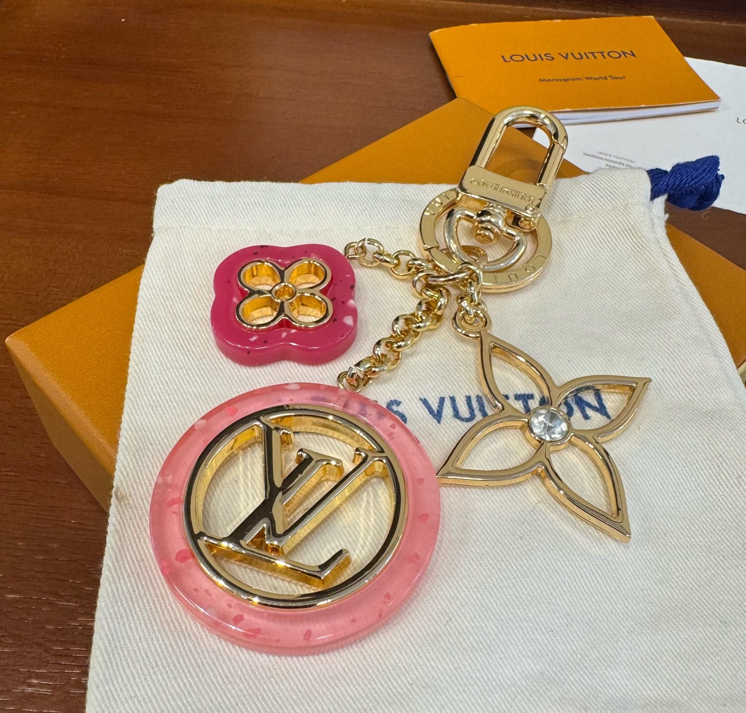 🔥LV 钥匙扣包包挂件挂饰 ，钥匙扣以温婉格调演绎花卉构型，可轻松点亮手袋或钥匙环。纤细金属丝匠心雕琢圆瓣Monogra