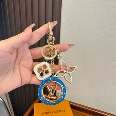 🔥LV 钥匙扣包包挂件挂饰 ,钥匙扣以温婉格调演绎花卉构型,可轻松点亮手袋或钥匙环。纤细金属丝匠心雕琢圆瓣Monogra 🔥LV 钥匙扣包包挂件挂饰 ,钥匙扣以温婉格调演绎花卉构型,可轻松点亮手袋或钥匙环。纤细金属丝匠心雕琢圆瓣Monogra