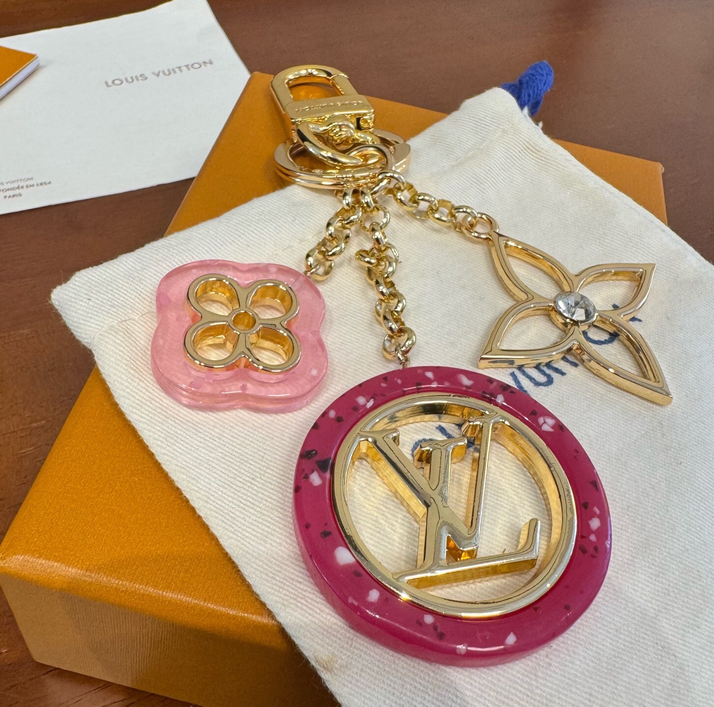 🔥LV 钥匙扣包包挂件挂饰 ，钥匙扣以温婉格调演绎花卉构型，可轻松点亮手袋或钥匙环。纤细金属丝匠心雕琢圆瓣Monogra