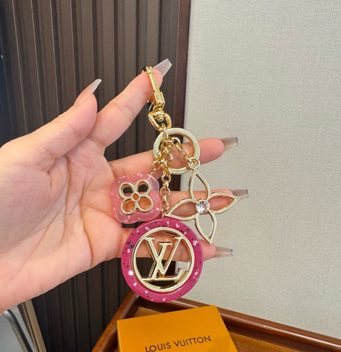 🔥LV 钥匙扣包包挂件挂饰 ，钥匙扣以温婉格调演绎花卉构型，可轻松点亮手袋或钥匙环。纤细金属丝匠心雕琢圆瓣Monogra