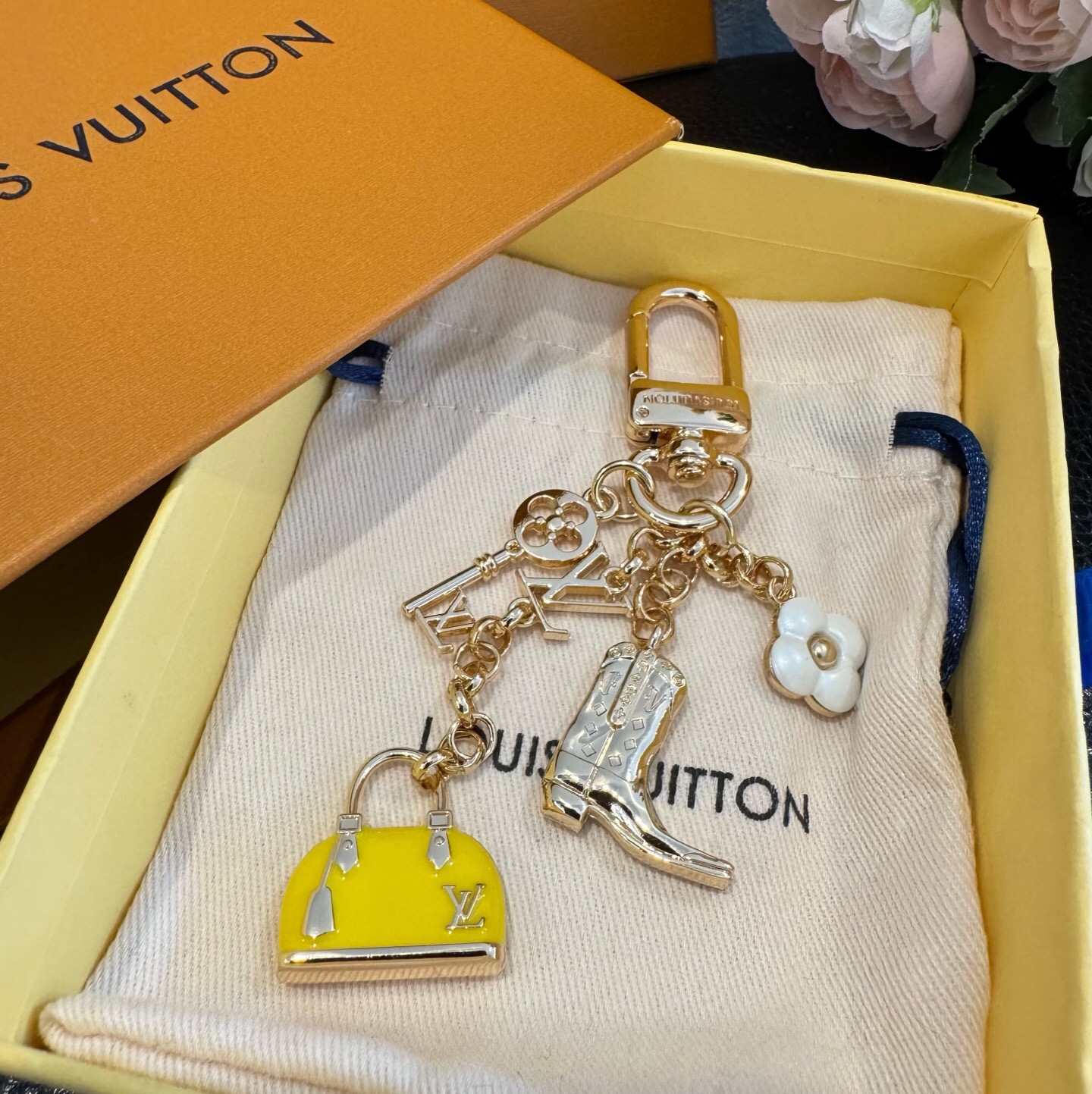 🔥LV 钥匙扣 SPring Street 包饰与钥匙扣 包包挂件 配饰 珐琅搭配金属件等多元素材质，舒展时尚