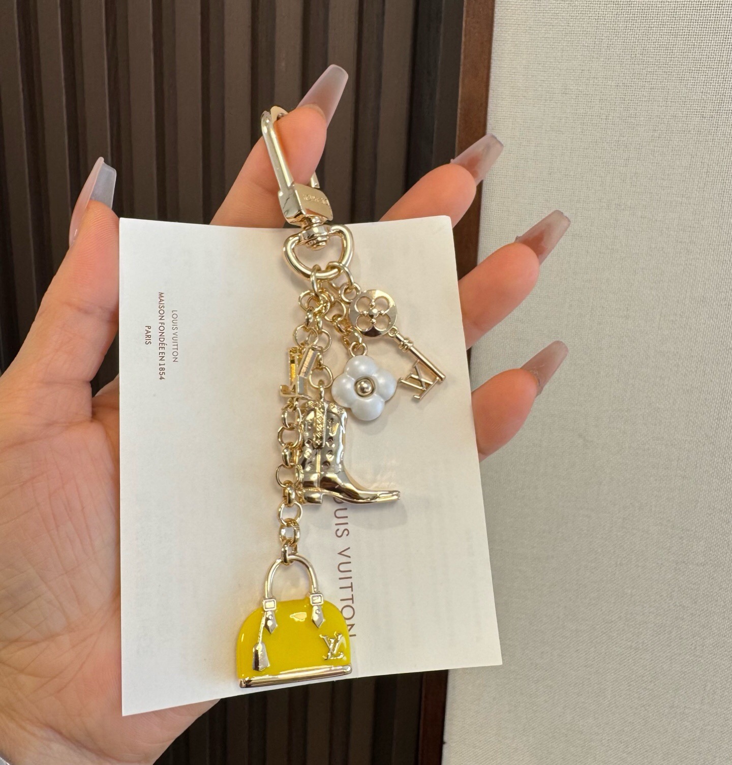 🔥LV 钥匙扣 SPring Street 包饰与钥匙扣 包包挂件 配饰 珐琅搭配金属件等多元素材质，舒展时尚