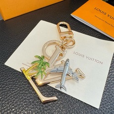 🔥LV 钥匙扣 夏日椰树🌴包包挂件配饰Gloss 钥匙扣将有LV 字母镶嵌金属之中,其上点缀 Nanogram 图案,以 🔥LV 钥匙扣 夏日椰树🌴包包挂件配饰Gloss 钥匙扣将有LV 字母镶嵌金属之中,其上点缀 Nanogram 图案,以