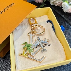 🔥LV 钥匙扣 夏日椰树🌴包包挂件配饰Gloss 钥匙扣将有LV 字母镶嵌金属之中,其上点缀 Nanogram 图案,以 🔥LV 钥匙扣 夏日椰树🌴包包挂件配饰Gloss 钥匙扣将有LV 字母镶嵌金属之中,其上点缀 Nanogram 图案,以
