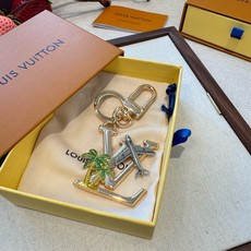 🔥LV 钥匙扣 夏日椰树🌴包包挂件配饰Gloss 钥匙扣将有LV 字母镶嵌金属之中,其上点缀 Nanogram 图案,以 🔥LV 钥匙扣 夏日椰树🌴包包挂件配饰Gloss 钥匙扣将有LV 字母镶嵌金属之中,其上点缀 Nanogram 图案,以