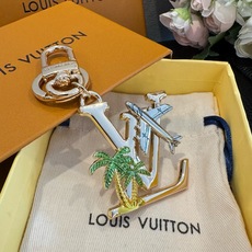 🔥LV 钥匙扣 夏日椰树🌴包包挂件配饰Gloss 钥匙扣将有LV 字母镶嵌金属之中,其上点缀 Nanogram 图案,以 🔥LV 钥匙扣 夏日椰树🌴包包挂件配饰Gloss 钥匙扣将有LV 字母镶嵌金属之中,其上点缀 Nanogram 图案,以