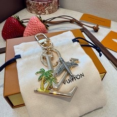 🔥LV 钥匙扣 夏日椰树🌴包包挂件配饰Gloss 钥匙扣将有LV 字母镶嵌金属之中,其上点缀 Nanogram 图案,以 🔥LV 钥匙扣 夏日椰树🌴包包挂件配饰Gloss 钥匙扣将有LV 字母镶嵌金属之中,其上点缀 Nanogram 图案,以