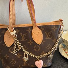lv钥匙扣 官网新款 包包链条挂件 多功能链条 包饰&包包肩带延长链 本款链条包饰出自路易威登x村上隆复刻系列,为耀目链 lv钥匙扣 官网新款 包包链条挂件 多功能链条 包饰&包包肩带延长链 本款链条包饰出自路易威登x村上隆复刻系列,为耀目链