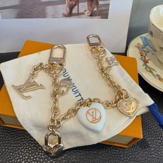 lv钥匙扣 官网新款 包包链条挂件 多功能链条 包饰&包包肩带延长链 本款链条包饰出自路易威登x村上隆复刻系列,为耀目链 lv钥匙扣 官网新款 包包链条挂件 多功能链条 包饰&包包肩带延长链 本款链条包饰出自路易威登x村上隆复刻系列,为耀目链