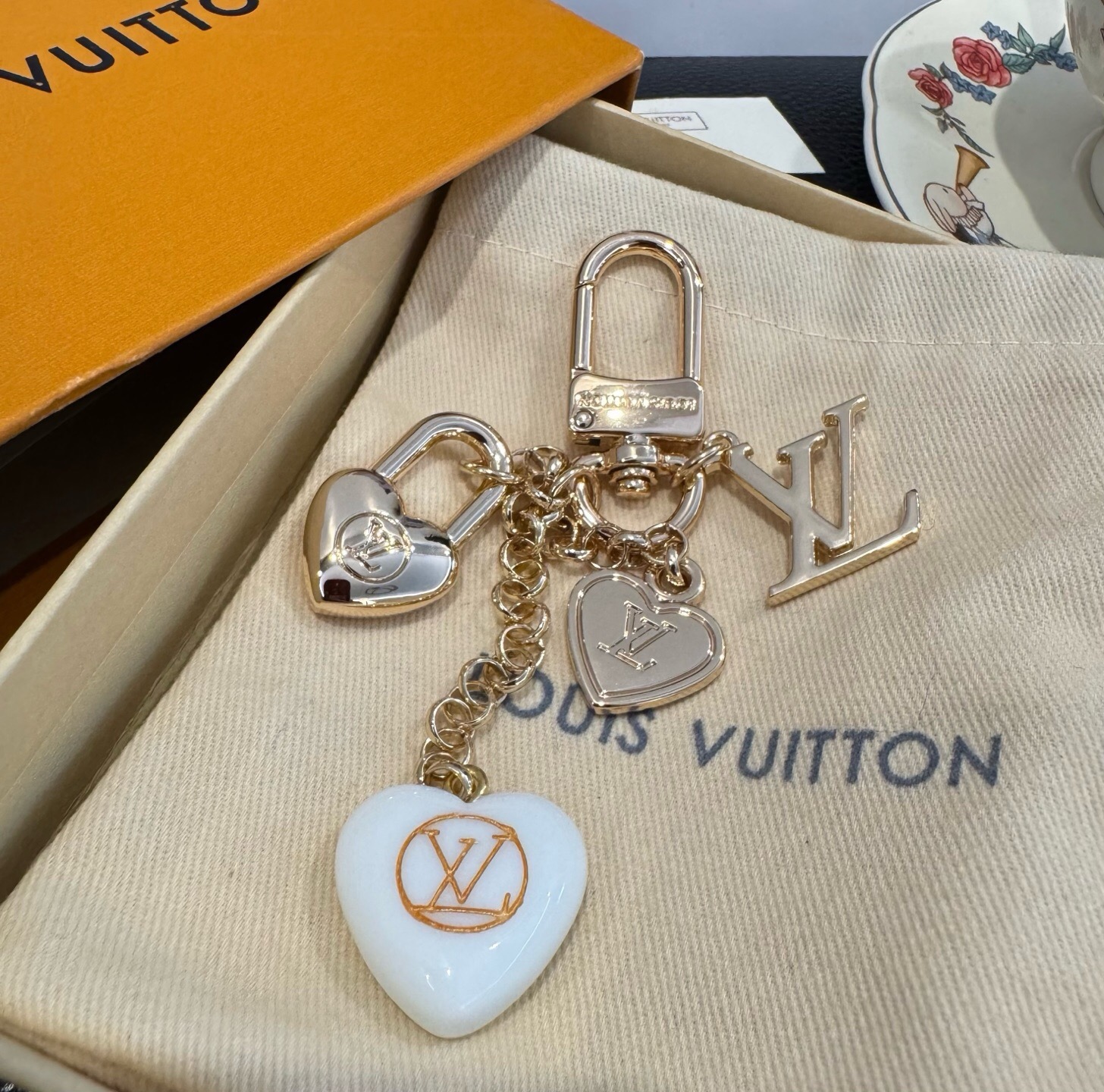 🔥Lv 钥匙扣包包挂件挂饰 SPring Street Chain 包饰将 Monogram 花卉💗和 LV 字母等经典 🔥Lv 钥匙扣包包挂件挂饰 SPring Street Chain 包饰将 Monogram 花卉💗和 LV 字母等经典